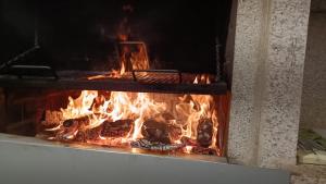 ein Feuer im Ofen mit etwas Essen darin in der Unterkunft El Almendro del Cura in Villarmayor