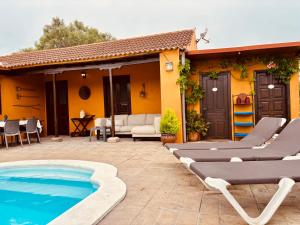 una villa con piscina y patio en Casa Rural Ca'Chispita, en Teror