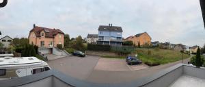 Boevange-sur-AttertにあるGreen escape - Sunset & natureの住宅街の駐車場の眺め