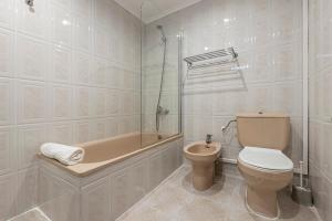 un baño con inodoro y bañera en Aimar Atico duplex Playa la Pineda Port Aventura, en La Pineda 54 fotos más