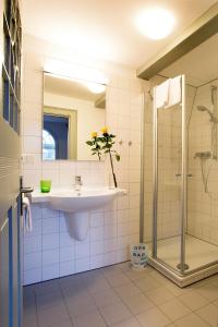 a bathroom with a sink and a shower at Gärtnerhaus in Cuxhaven