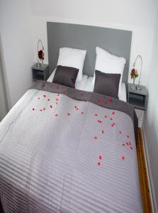 ein Schlafzimmer mit einem Bett mit roten Blumen darauf in der Unterkunft Gärtnerhaus in Cuxhaven
