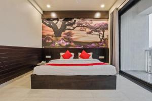 Postel nebo postele na pokoji v ubytování Collection O Ozar Industrial Estate Formerly Hotel Siddhivinayak Grand