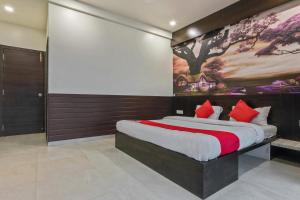 Postel nebo postele na pokoji v ubytování Collection O Ozar Industrial Estate Formerly Hotel Siddhivinayak Grand