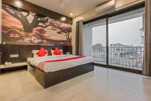 Postel nebo postele na pokoji v ubytování Collection O Ozar Industrial Estate Formerly Hotel Siddhivinayak Grand