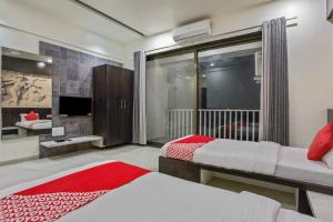 Postel nebo postele na pokoji v ubytování Collection O Ozar Industrial Estate Formerly Hotel Siddhivinayak Grand