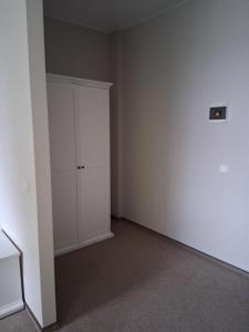 an empty room with a closet and a door at Šiluvos Svaja in Šiluva