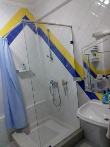 马拉喀什Chez l'artiste的浴室里有玻璃门的淋浴间