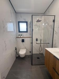 Phòng tắm tại סוויטת אירוח צופה לגלבוע