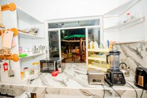 una encimera de cocina con una licuadora encima en Verona D' Oro, en Dikwella 32 fotos más