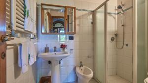 ein Badezimmer mit Waschbecken und Dusche in der Unterkunft Casanovina in Castellina in Chianti + 29 Fotos