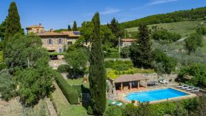 eine Luftaufnahme einer Villa mit Swimmingpool und Bäumen in der Unterkunft Casanovina in Castellina in Chianti