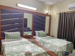 Ένα ή περισσότερα κρεβάτια σε δωμάτιο στο Hotel beachside +1 φωτογραφίες