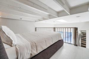 Un dormitorio blanco con una cama grande y una ventana. en Kettner Row 2, en San Diego