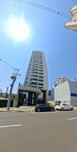 two cars parked in front of a building at Residencial Miró apartamento 53 centro in Foz do Iguaçu