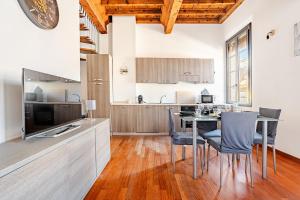 Η κουζίνα ή μικρή κουζίνα στο Rifugio d'incanto nel centro Estense +10 φωτογραφίες