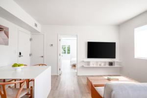 TV a/nebo společenská místnost v ubytování Beach Haus Design District