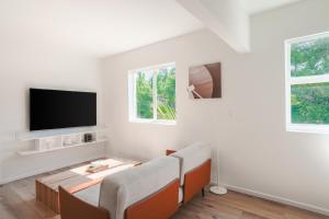 TV a/nebo společenská místnost v ubytování Beach Haus Design District