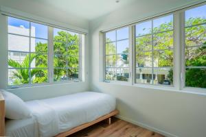 Postel nebo postele na pokoji v ubytování Beach Haus Design District + 28 fotografií