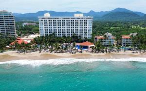 una vista aérea de un resort en una playa en Barceló Ixtapa - All Inclusive, en Ixtapa