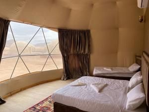 Postel nebo postele na pokoji v ubytování Wadi Rum Sand Camp