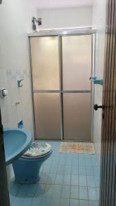 Bilik mandi di Pousada Shemah