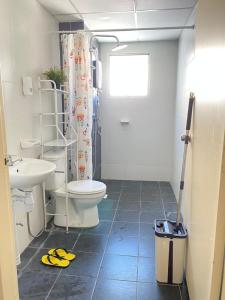 un baño con inodoro y lavabo en Homestay Putrajaya Near Lake, Dataran Putrajaya, Boulevard Putrajaya, Masjid Putra & Alamanda, en Putrajaya