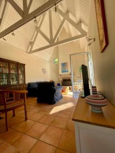 un soggiorno con un divano e un tavolo di Villa Maryl'Ys a Douarnenez