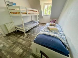 una camera con un letto a castello e una scala di Villa Maryl'Ys a Douarnenez