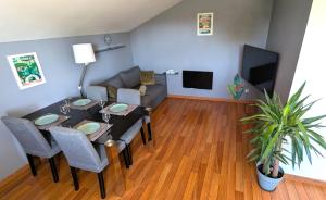 a living room with a table and a couch at Appart moderne proche plage avec terrasse et climatisation in Hyères