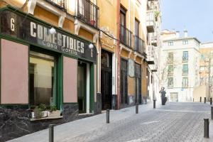 マドリードにあるPremium loft in the center of Madrid, Casa Garcíaの横道を歩く者