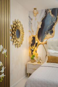 Ένα ή περισσότερα κρεβάτια σε δωμάτιο στο Apartment next to the beach