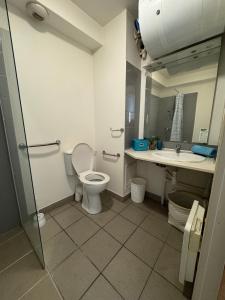 a bathroom with a toilet and a sink at Néolia - Climatisé - Parking - Aix-Le Tholonet in La Celle-sous-Gouzon
