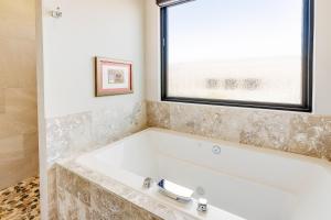 una bañera en un baño con ventana en Red Rock, en St. George 9 fotos más
