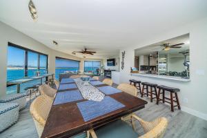 une salle à manger avec une table et des chaises et l'océan dans l'établissement Ocean Vista Penthouse 1, à San Diego