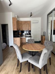 Η κουζίνα ή μικρή κουζίνα στο MarbleHouse +16 φωτογραφίες