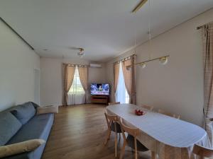 Μια τηλεόραση ή/και κέντρο ψυχαγωγίας στο Vandens takas +11 φωτογραφίες