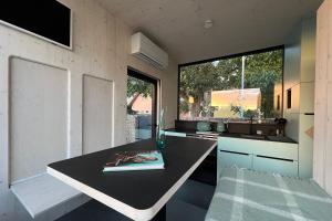 Posezení v ubytování Stylish tiny house in an urban oasis