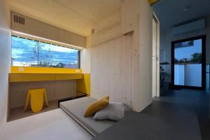 Postel nebo postele na pokoji v ubytování Stylish tiny house in an urban oasis