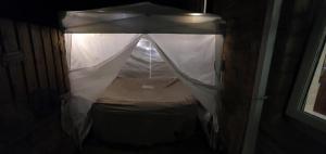 GlusburnにあるHome in Glusburn with hot tub and three catsの暗い部屋のテントの中のベッド