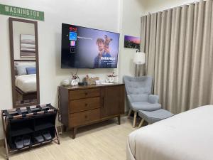 Μια τηλεόραση ή/και κέντρο ψυχαγωγίας στο Bethany Haven Condo at Lafayette Park Square