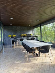 ein großes Esszimmer mit einem Tisch und Stühlen in der Unterkunft Agropensiunea TreiFrati  + 4 Fotos