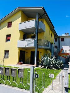 a yellow building with parking meters in front of it at Garda Art&City - near Sigurtà and Borghetto in Valeggio sul Mincio