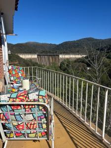 eine Terrasse mit 2 Stühlen und einem Tisch auf dem Balkon in der Unterkunft Alquiler en La Quebrada Rio Ceballos Córdoba in Río Ceballos
