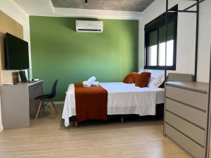 Katil atau katil-katil dalam bilik di Aptos 1 ou 2 quartos no Centro com Piscina e Academia