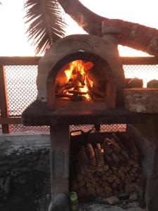 un forno di mattoni con un fuoco dentro di Au bord de l'eau sur Vairao Teahupoo a Vairao