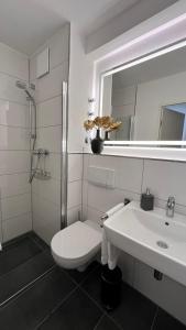 Ένα μπάνιο στο 8 Modern und gemütlich, ggü Uni-Passau, TG-Stellplatz und Balkon