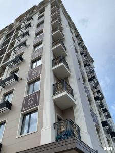 ビシュケクにあるЖилой комплекс Мээримの側面にバルコニーがある高層ビル
