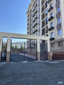 ビシュケクにあるЖилой комплекс Мээримの高い建物前門