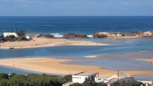 Duplex Ambre dans Jardins de la lagune Pour les familles في الوليدية: اطلالة على شاطئ فيه ناس في الماء